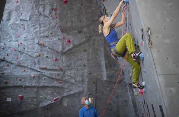 Schwieriger, als es aussieht: Boulderin in einer Kletterhalle.