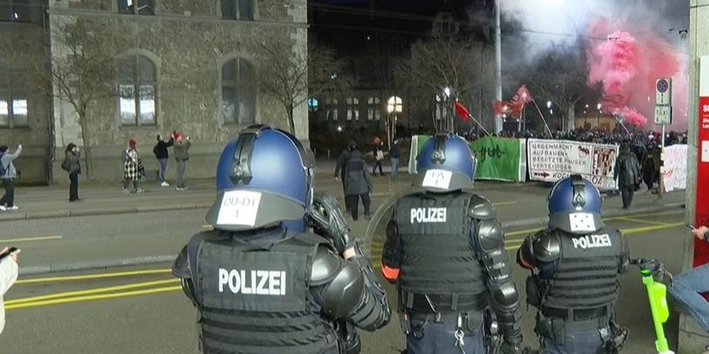 Kaputte Autos und Billett-Automaten, eingeschlagene und verschmierte Scheiben: Die Schäden nach den Krawallen vom Wochenende sind gross und die Vorwürfe an die Stadtpolizei happig. Einer der Gründe da ...