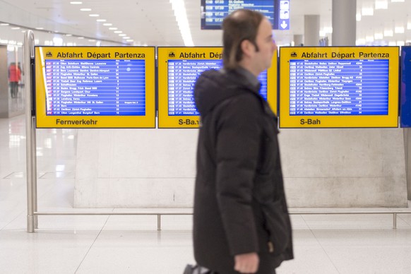 ARCHIVBILD ZUR MK SBB: INFORMATION ZUM FAHRPLAN 2020 (DEUTSCHSCHWEIZ), AM DIENSTAG, 07. MAI 2019 ---- Ein Mann geht an einer Anzeigetafel vorbei, am Tag nach dem Fahrplanwechsel, im Hauptbahnhof in Zu ...