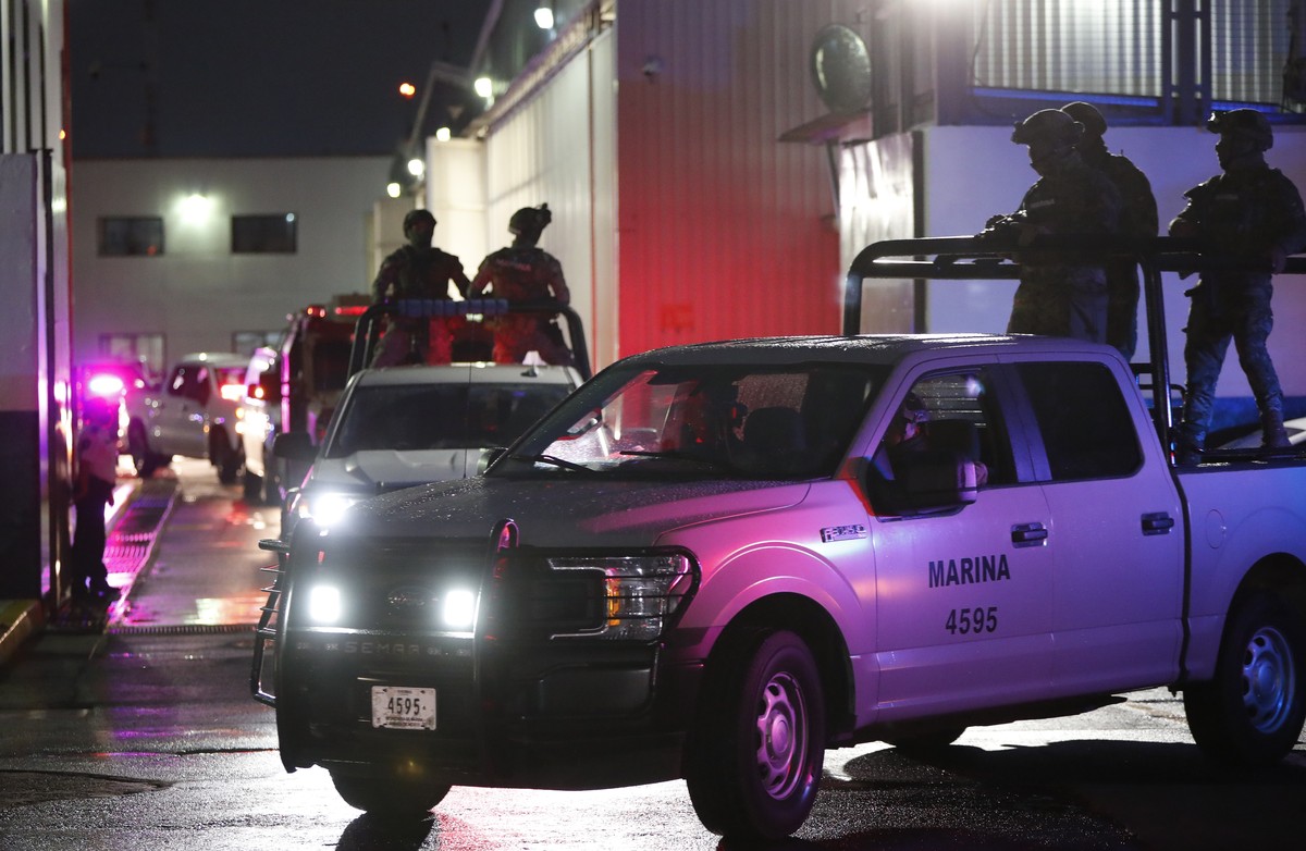 epaselect epa10073991 Members of the Mexican Navy and the Federal Ministerial Police carry out the transfer of drug lord Rafael Caro Quintero from a hangar belonging to the Prosecutor's Office to ...