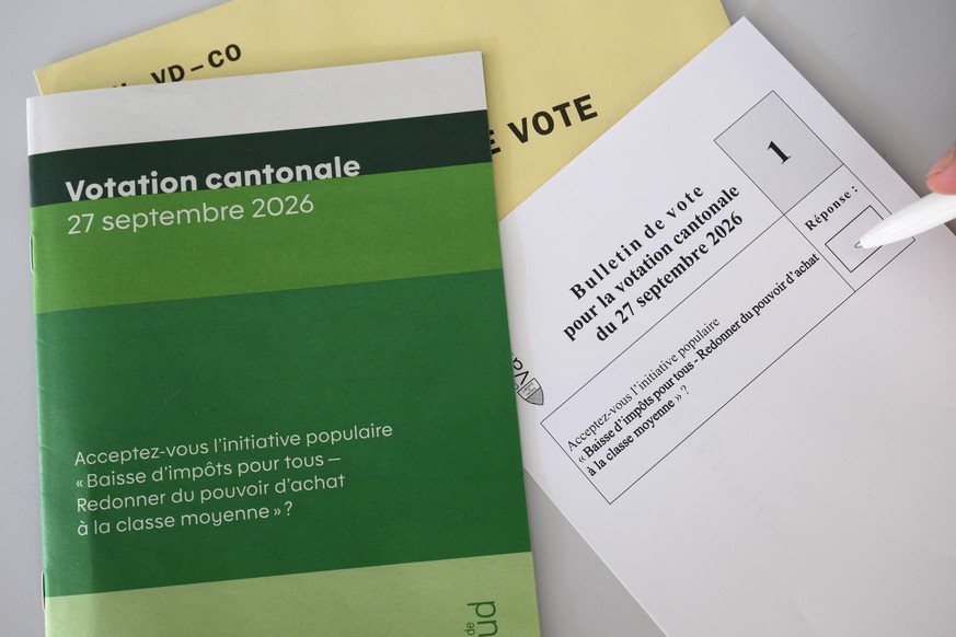 Une personne remplit son bulletin de vote avec son materiel de vote par correspondance pour la votation cantonale du canton de vaud du 27 septembre prochain ce jeudi 3 septembre 2026 a Lausanne. Le 27 ...