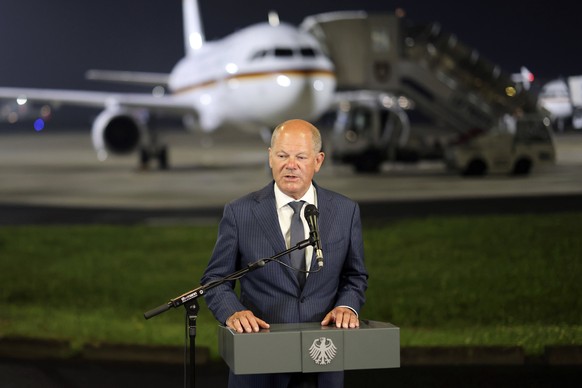 German Chancellor Olaf Scholz speaks to the media at Cologne/Bonn Airport after meeting with the ex-prisoners late in the evening, Thursday, Aug. 1, 2024. The released prisoners had landed at Cologne/ ...