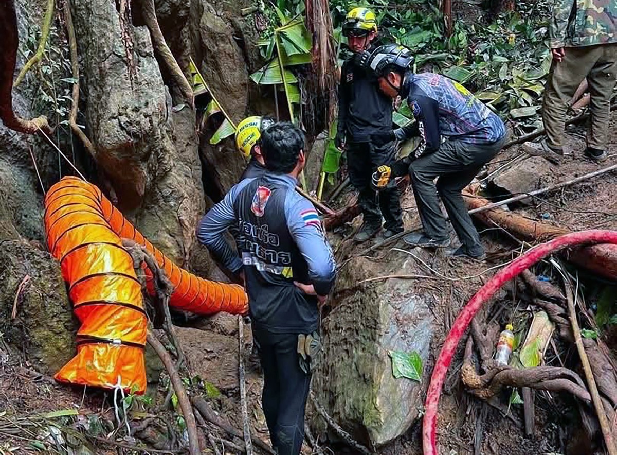 epa12994225 A handout photo made available by Metta Tham Kalasin Rescue shows Thai rescuers on a mission to free seven Laotians trapped in a flooded cave in Xaysomboun province, Laos, 25 May 2026 (iss ...