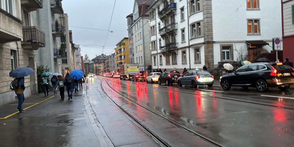 Zwischen dem Kreuzplatz und dem Hegibachplatz müssen die Werkleitungen, der Strassenbelag und die Tramgleise erneuert werden. (Archivbild)