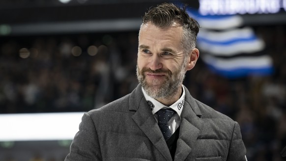 L'entraineur Christian Dube (HCFG) celebre la victoire 4-2 et la qualification pour les demi-finales, lors de l'acte 7 du quart de finale des play-off du championnat suisse de hockey sur gla ...