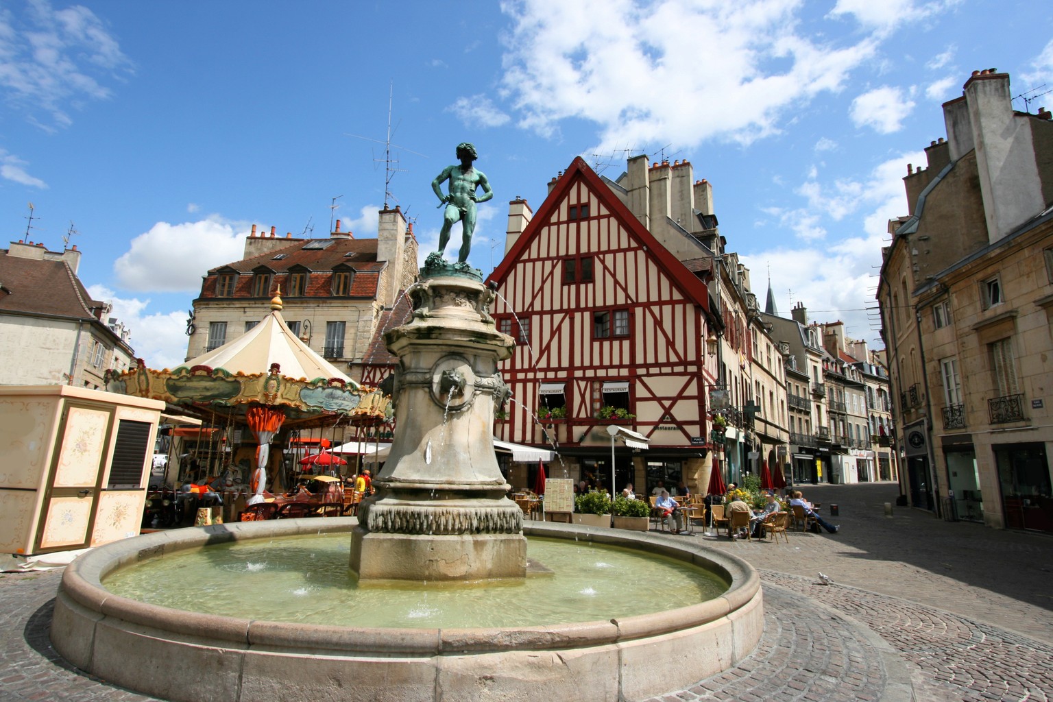 Blick auf den idyllischen Place François-Rude.