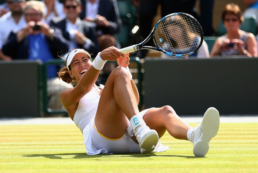 Garbine Muguruza legt sich nach ihrem Sieg gegen Bacsinszky in Wimbledon auf den Rasen.