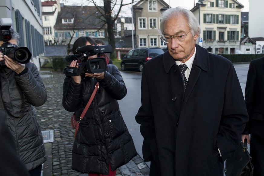 Rolf Erb, rechts, auf dem Weg ins Zürcher Obergericht anlässlich des Prozesses gegen ihn (Mittwoch, 15. Januar 2014).