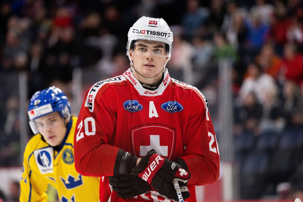 221223 Lian Bichsel of Switzerland during the friendly under-20 Ice hockey, Eishockey game between Sweden and Switzerland on December 23, 2022 in Halifax. Photo: Simon Hastegard / BILDBYRAN / kod SH / ...