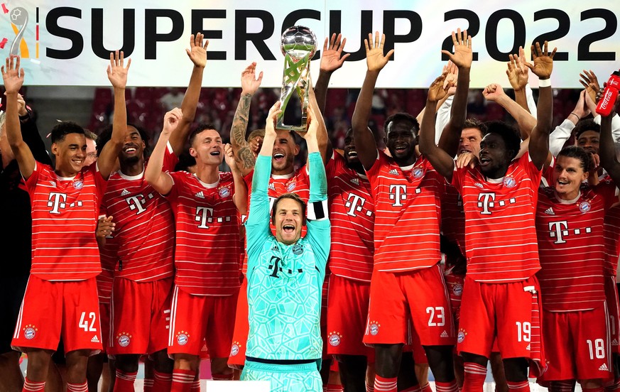 epa10099326 Bayern&#039;s goalkeeper Manuel Neuer (C) lifts the Supercup trophy following the DFL Supercup 2022 soccer match between RB Leipzig and FC Bayern Muenchen in Leipzig, Germany, 30 July 2022 ...