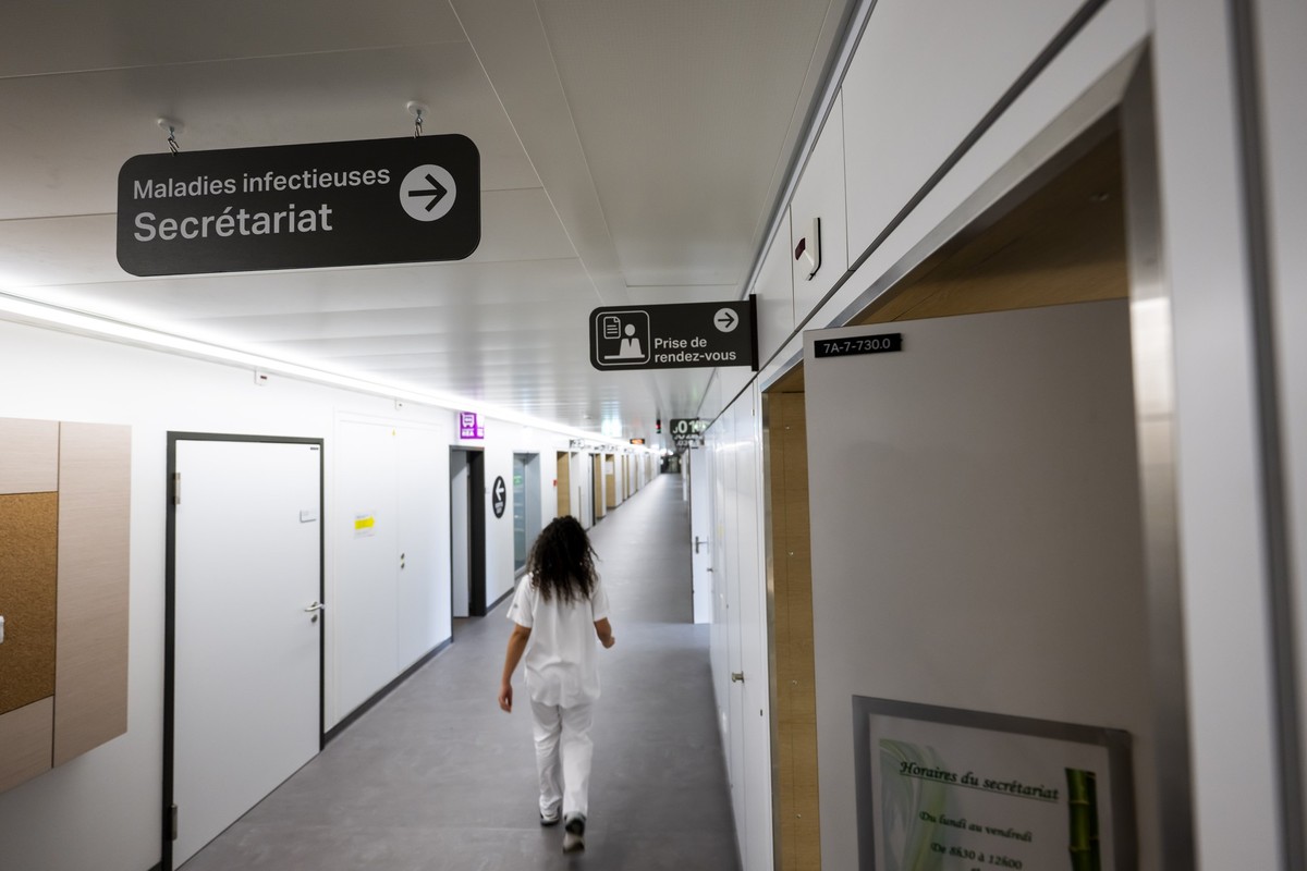 Une infirmiere marche dans une couloir qui comprend des salle de consultation, lors d'une visite de presse pour devoiler leurs nouveaux plateaux ambulatoires, ce jeudi 20 novembre 2025 aux Hopita ...