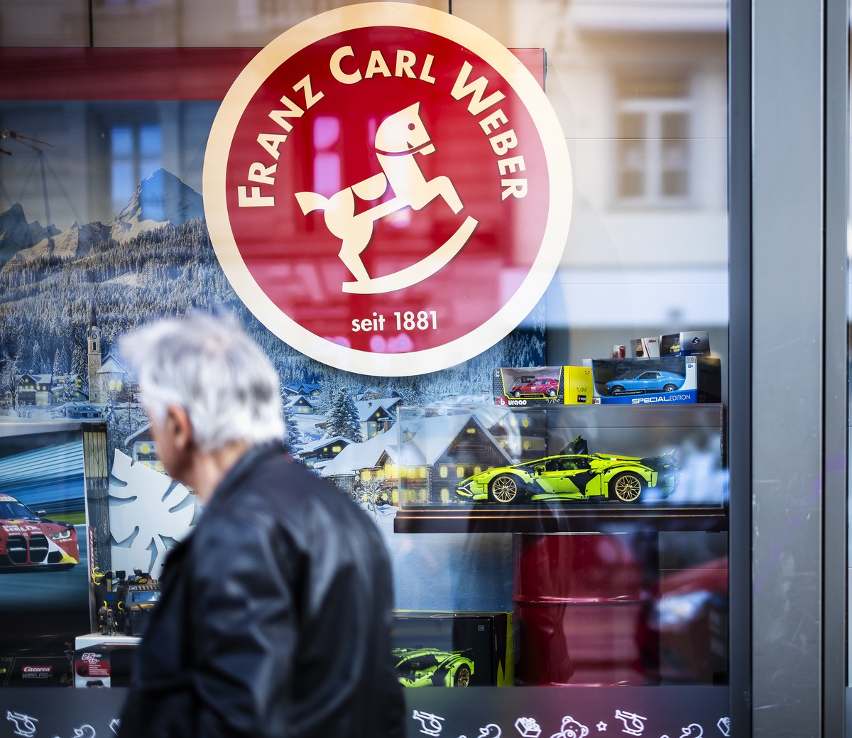 Ein Mann geht am Hauptgeschaeft des Spielwarenhaendlers Franz Carl Weber (FCW) am Zuercher Bahnhofplatz vorbei, am Dienstag, 2. April 2024 in Zuerich. Auf plakaten in den Schaufenster des Franz Carl W ...
