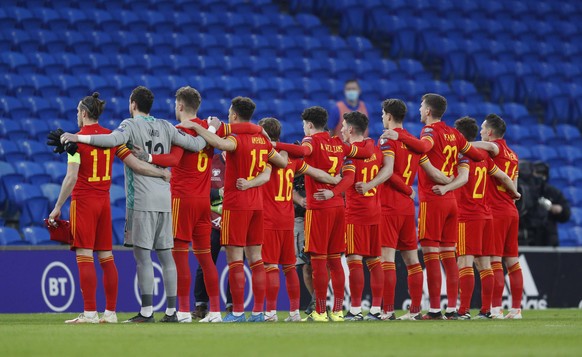 The Wales team line up, Mannschaftsbild, Totale to sing the national anthems during the FIFA World Cup, WM, Weltmeisterschaft, Fussball qualifiers match at the Cardiff City Stadium, Cardiff. Picture d ...