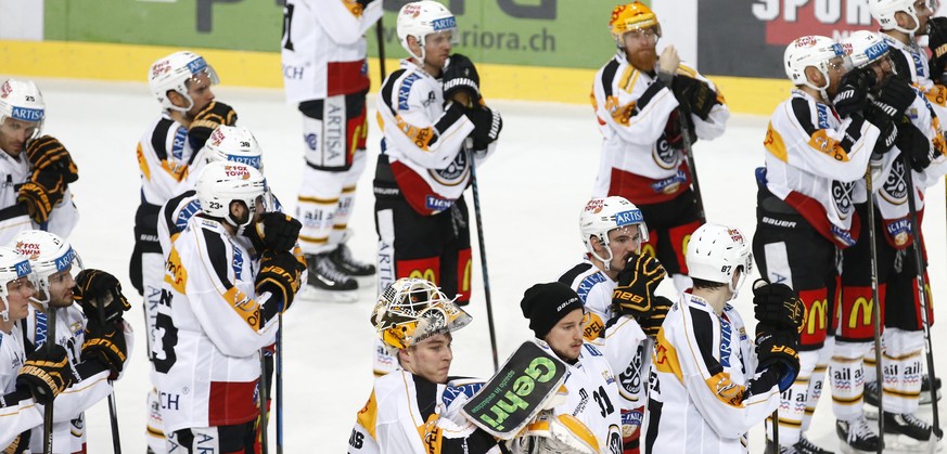 Die HC Lugano Spieler zeigen sich enttaeuscht nach dem Eishockey Meisterschaftsspiel der National League A zwischen dem SC Bern und dem HC Lugano, am Freitag, 2. Dezember 2016, in der PostFinance-Aren ...