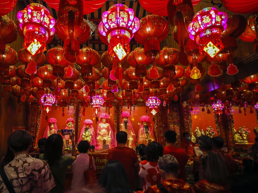 epaselect epa10422203 People pray to welcome the Chinese Lunar New Year at a Chinese Buddhist temple in Chinatown, Bangkok, Thailand, 22 January 2023. The Chinese lunar new year, or Spring Festival as ...