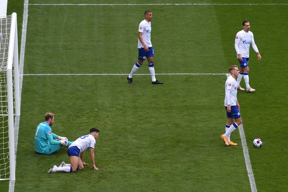 epa09141656 FC Schalke 04 players look dejected after conceding during the Bundesliga match between Sport-Club Freiburg and FC Schalke 04 at Schwarzwald-Stadion in Freiburg im Breisgau, Germany, 17 Ap ...