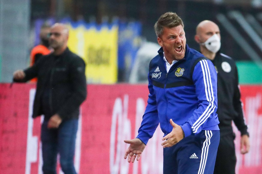 Sport Bilder des Tages DFB-Pokal Halbfinale 2019/2020: 1. FC Saarbrücken - Bayer 04 Leverkusen Saarbrueckens Trainer Lukas Kwasniok gestikuliert am Spielfeldrand. Foto: Andreas Schlichter/Pool Foto is ...