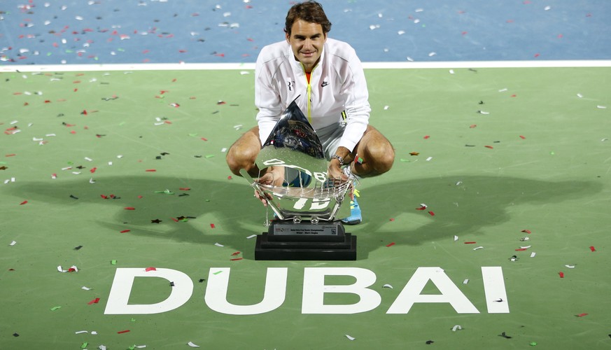 Federer, die Siegtrophäe und Konfetti – das ihn vielleicht an die Basler Fasnacht erinnert, die er verpasst hat.