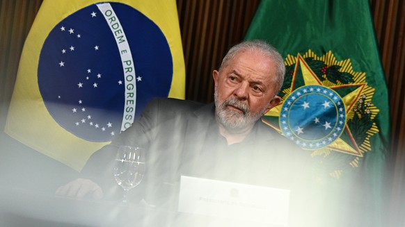 epa10397423 The President of Brazil Luiz Inacio Lula da Silva participates in a meeting with governors, at the Planalto Palace, in Brasília, Brazil, 09 January 2023. Lula da Silva told the 27 governor ...