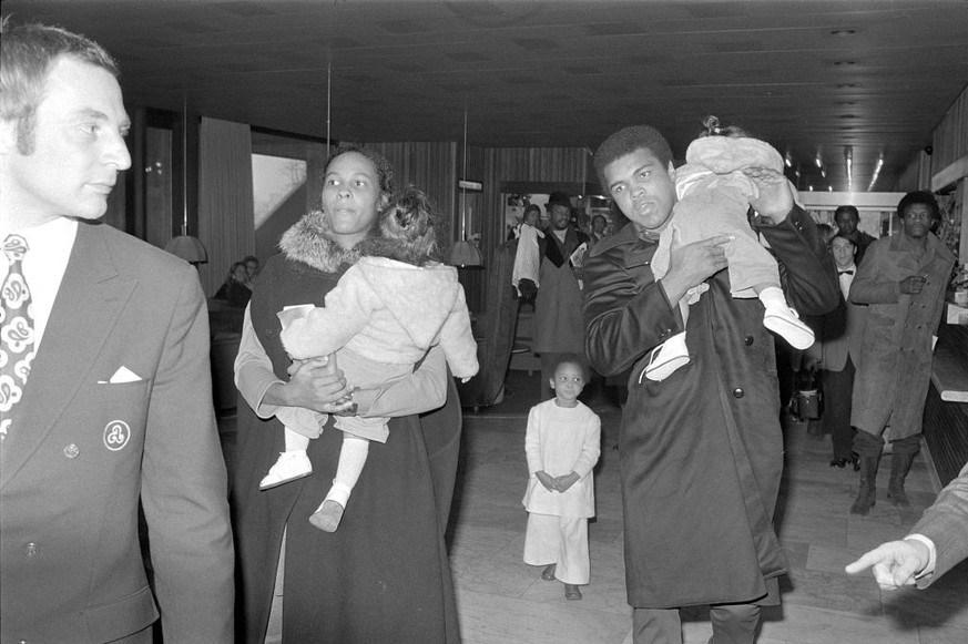 Arrival of Muhammad Ali at Zurich-Kloten airport 1971 (Photo by Blick Sport/RDB/ullstein bild via Getty Images)