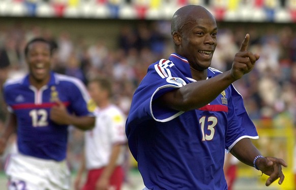 BRU51-20000611-BRUGES, BELGIUM: French forward Sylvain Wiltord (R) celebrates in front of team mate Thierry Henry after he scored during the Euro 2000 group D match opposing Denmark to France in Bruge ...
