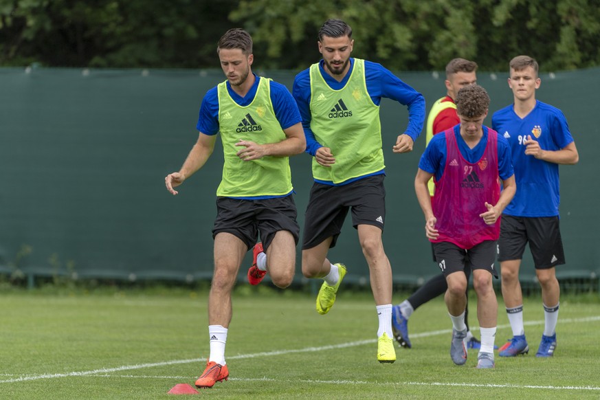 Basels Ricky van Wolfswinkel und Kemal Ademi, von links, beim Trainingsstart des FC Basel 1893 in Basel, am Dienstag, 18. Juni 2019. (KEYSTONE/Georgios Kefalas)