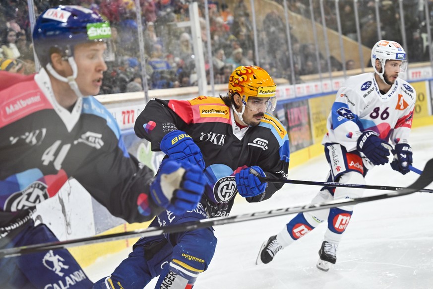 Der Postfinance Topscorer Davos&#039; Matej Stransky, Mitte, beim Eishockey Spiel der National League zwischen dem HC Davos und den ZSC Lions, am Sonntag, 4. Dezember 2022, im Eisstadion in Davos. (Po ...