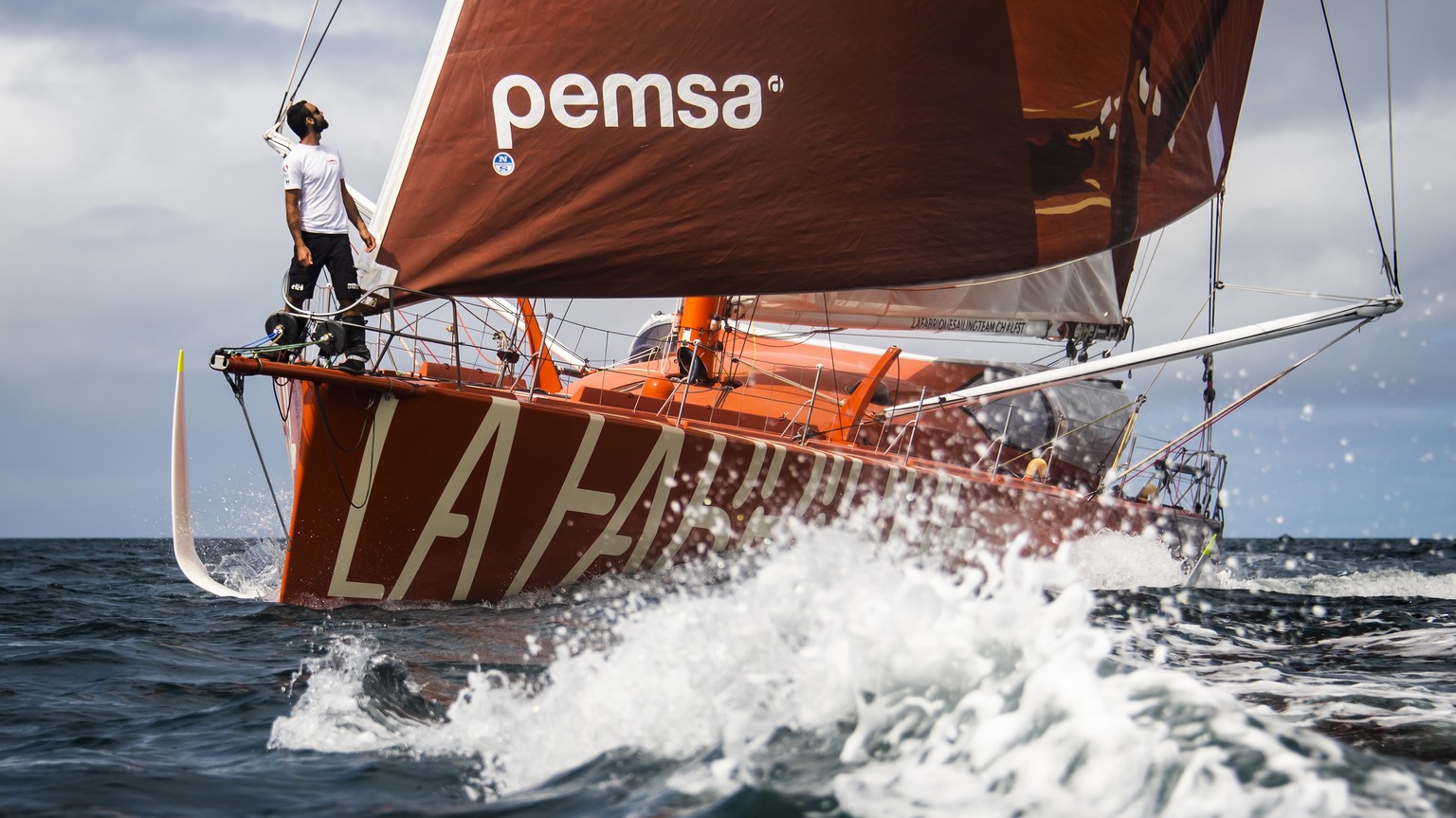 Le navigateur suisse Alan Roura navigue sur son bateau &quot;La Fabrique&quot; SUI 7 un IMOCA de 60 pieds le mardi 18 aout 2020 au large de Lorient en France. Alan Roura va prendre le depart du procha ...