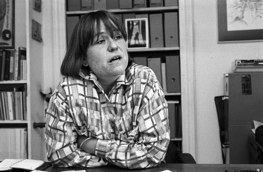 Portrait von Barbara Hug, Schweizer Rechtsanwaeltin, aufgenommen in Zuerich im Juni 1987. Strafverteidigerin Barbara Hugs Klientel waren insbesondere sozial Schwache und Nonkonforme. So verteidigte si ...