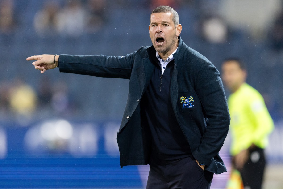FC Luzerns Trainer Mario Frick gibt Anweisungen im Fussball Meisterschaftsspiel der Super League zwischen dem FC Luzern und dem FC Basel am Mittwoch, 9. November 2022 in der Swissporarena in Luzern. ( ...