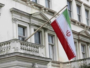 Die iranische Flagge weht vor der Botschaft des Irans in London.