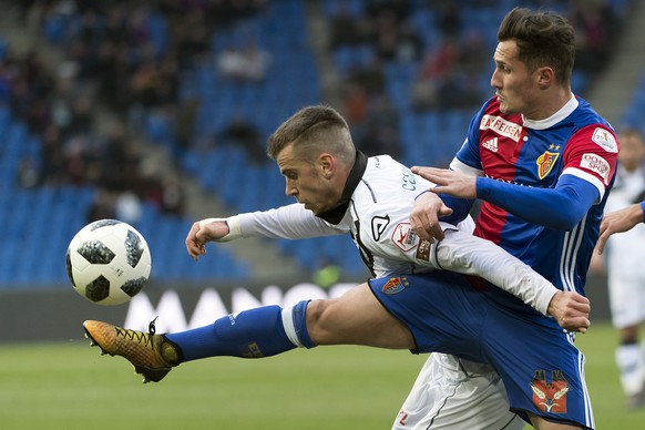 Luganos Domen Crnigoj, links, im Kampf um den Ball gegen Basels Taulant Xhaka, rechts, im Fussball Meisterschaftsspiel der Super League zwischen dem FC Basel 1893 und dem FC Lugano im Stadion St. Jako ...