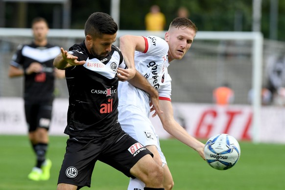 Lugano&#039;s player Jonathan Sabbatini right, fight for the ball with Xamax&#039;s player Léo Seydoux left, during the Super League soccer match FC Lugano against Neuchatel Xamax FCS, at the Cornared ...