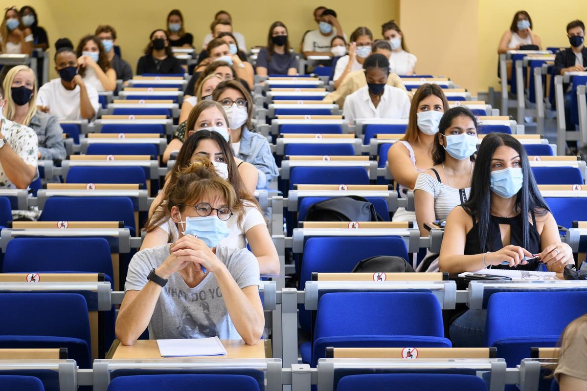 Des etudiants portant un masque suivent un cours de la faculte de droits le jour de la rentree academique universitaire des etudiants de l' Universite de Neuchatel, UNINE, lors de la pandemie de  ...