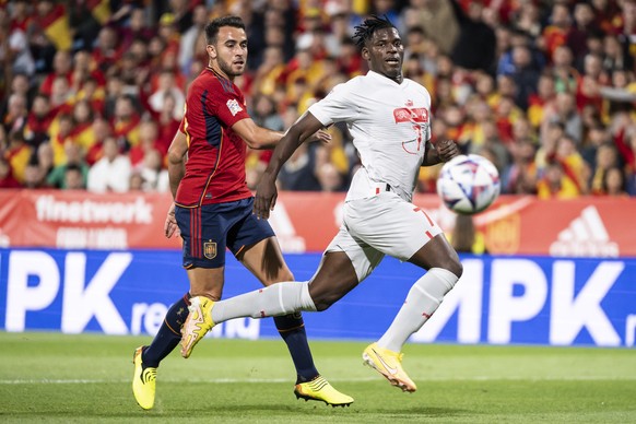 epa10204240 Spain&#039;s Eric Garcia (L) in action against Switzerland&#039;s Breel Embolo (R) during the UEFA Nations League soccer match between Spain and Switzerland in Zaragoza, Spain, 24 Septembe ...