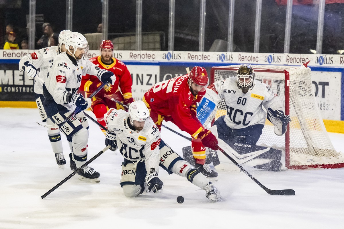 Arnaud Jaquet (HCC), gauche, lutte pour le puck avec Arnaud Riat (HCS), droite, lors de lacte 5 de la finale des Play-off de Swiss League de hockey sur glace entre le HC Sierre, (HCS) et le HC La Cha ...