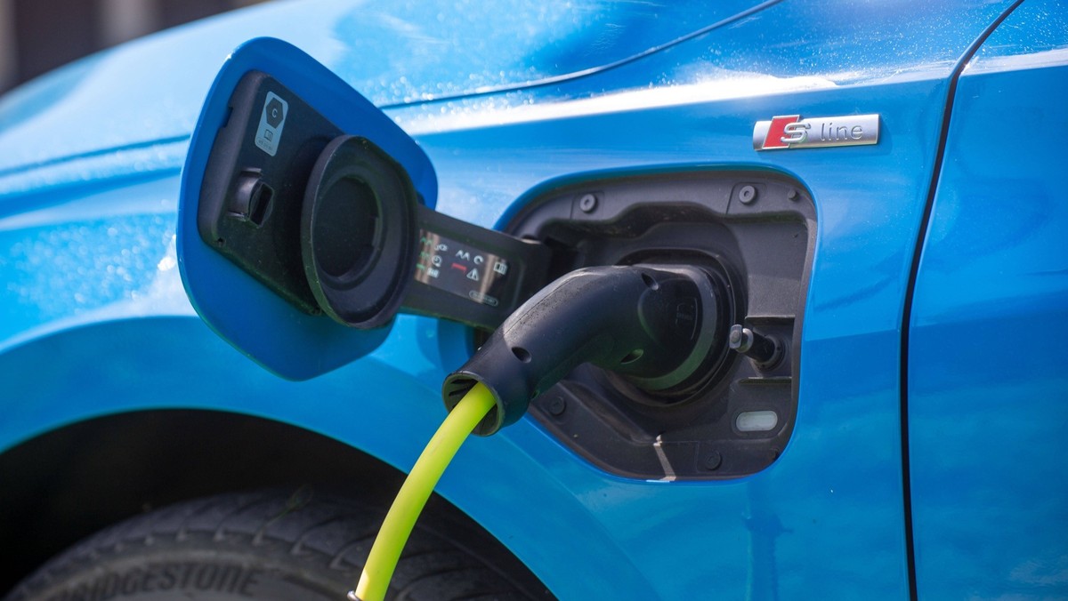 Audi an einer Elektroauto-Ladestation in Ludwigshafen am Rhein