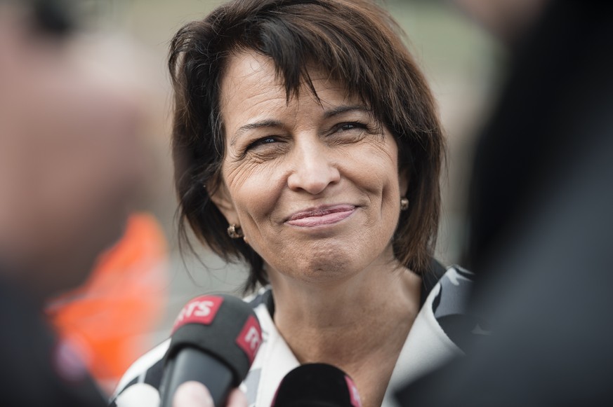 La presidente de la confederation Doris Leuthard repond a des questions lors de l&#039;inauguration officielle de la A16 Transjurane pour le dernier troncon Court-Loveresse ce lundi 3 avril 2017 sur l ...