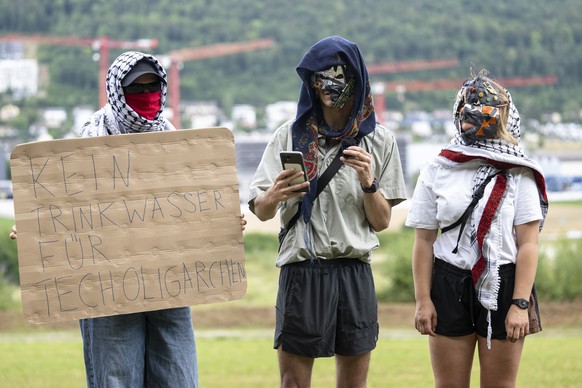 Mitglieder der Gruppe "Aufstaende der Allmende" sprechen an einer Medienkonferenz, vor dem sich in Bau befindenden Datacenter, am Freitag, 3. Juli 2026, in Beringen. Die Gruppe "Aufstae ...