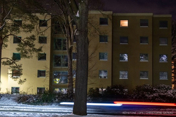 06.01.2026, Berlin: Ein Wohngebäude in einer Straße in Südwest Berlin ist nach einem Stromausfall ohne Strom (Wischeffekt durch Langzeitbelichtung).