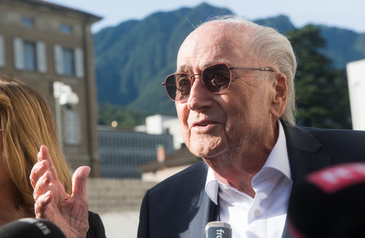 The former president of the World Football Association (Fifa), Joseph Blatter, center arrives to his process at the Swiss Federal Criminal Court in Bellinzona, Switzerland, Wednesday, June 8, 2022. Bl ...