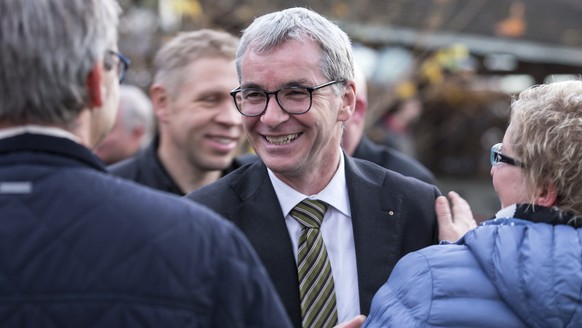 Der neu gewaehlte Staenderat Erich Ettlin, CVP, am Sonntag, 15. November 2015, in Kerns. In Obwalden muss die FDP den Staenderatssitz an die CVP abtreten. Im zweiten Wahlgang hat sich Quereinsteiger u ...