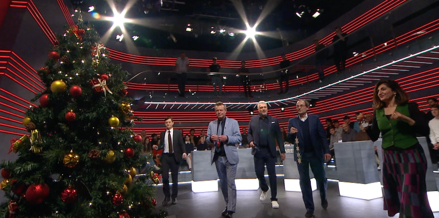 Harmonie gibt's in der «Arena» erst, als die Politiker den Weihnachtsbaum im Studio schmücken.