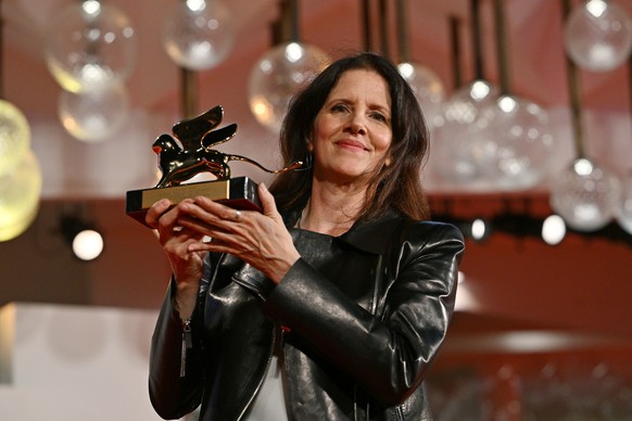 epa10176380 US director Laura Poitras poses with the Golden Lion for Best Film for her film &#039;All the Beauty and the Bloodshed&#039; during the closing ceremony of the 79th annual Venice Internati ...