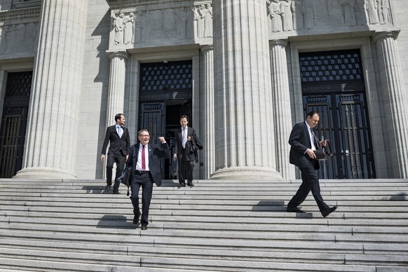 Pirmin Bischof, gauche, Conseiller aux Etats soleurois pour le Parti democrate-chretien suisse, (PDC), et Claude Begle, droite, Conseiller national vaudois, (PDC), sortent devant le Tribunal federal a ...