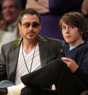 Robert Downey Junior und sein Sohn im Jahr 2008.