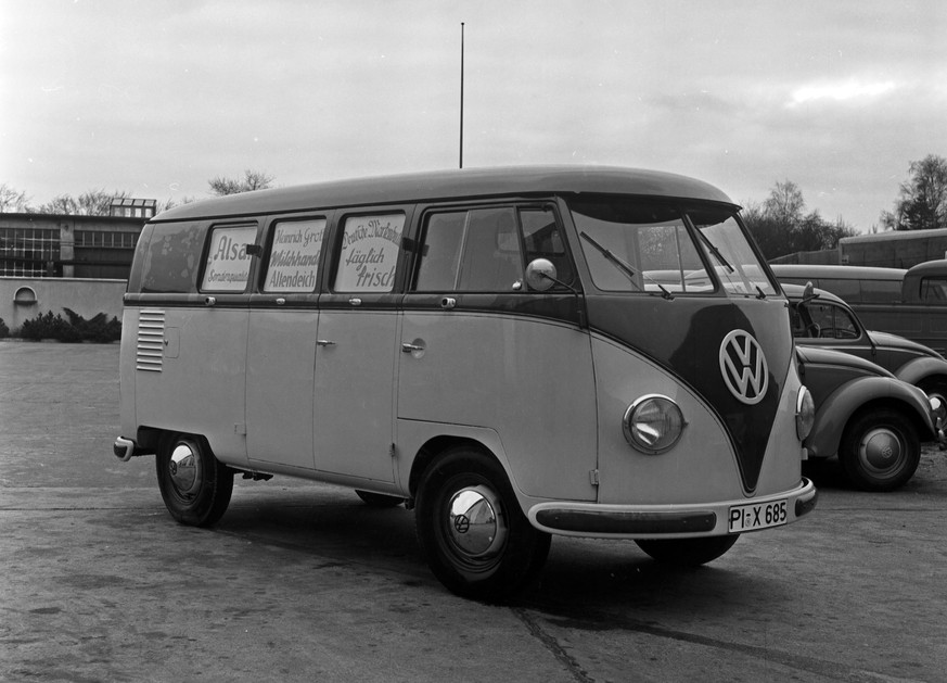 Der VW T1, auch Bulli genannt, war ein Kleintransporter der Volkswagenwerk GmbH. Der Transporter wurde ab 1949 entwickelt und 1950 zur Marktreife gebracht. 2022 startet der vollelektrische Nachfolger. Und es soll auch eine Variante für Handwerker geben.
