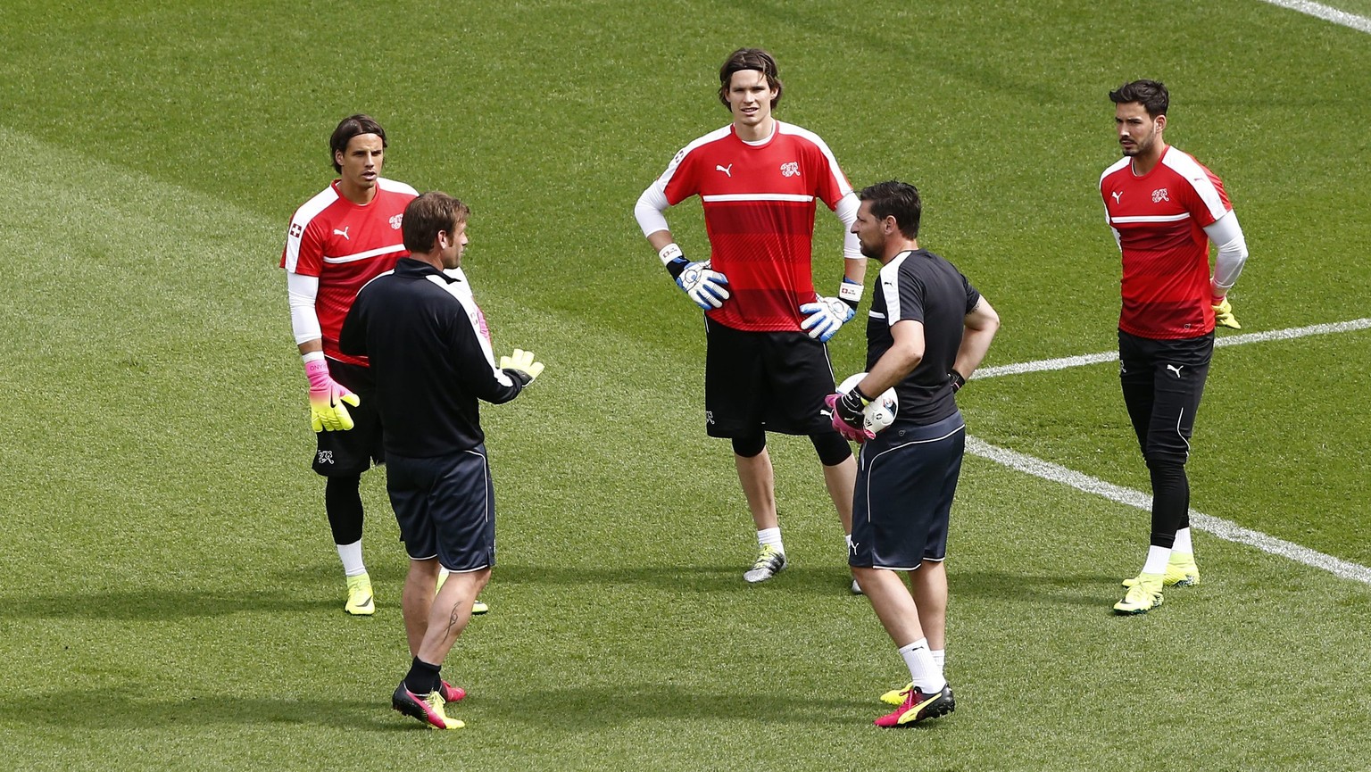 epa05364430 Switzerland goalkeepers Yann Sommer (l), Marwin Hitz (c) and Roman Buerki (r) during a training session, at the Parc des Princes stadium, in Paris, France, Tuesday, June 14, 2016. The Swis ...