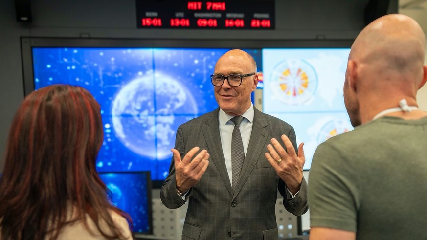 Bundesrat Martin Pfister im Gespräch mit Mitarbeitenden des NDB. — © VBS-DDPS