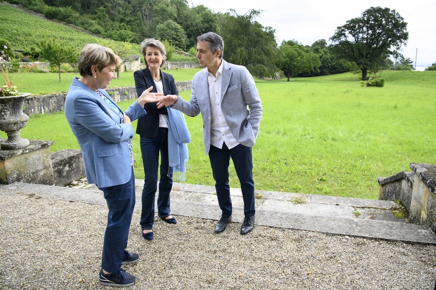 Les conseillers federaux, de gauche a droite, Viola Amherd, Simonetta Sommaruga et Ignazio Cassis parlent ensemble lors de l'excursion du Conseil federal ce jeudi 1 juillet 2021 au Domaine de la ...